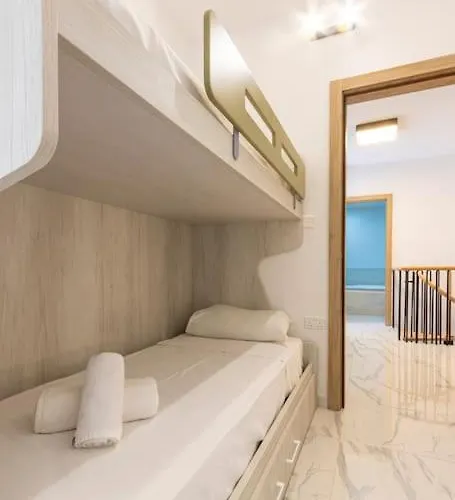 A Lovely Duplex Maisonette Just Of Spinola W/wifi By 360 Estates *