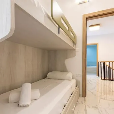 A Lovely Duplex Maisonette Just Of Spinola W/wifi By 360 Estates *